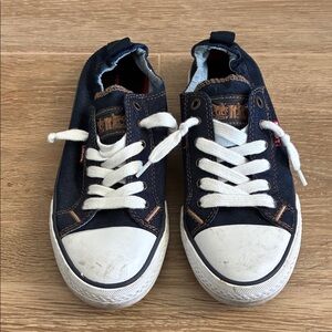 Women’s Levi’s Denim Slip On Sneakers with White Laces size 6